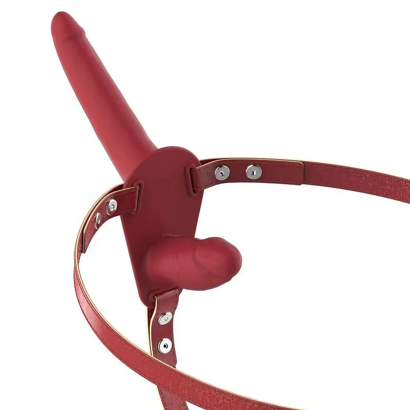Roter Umschnalldildo Zwischen Frauen - Image 2