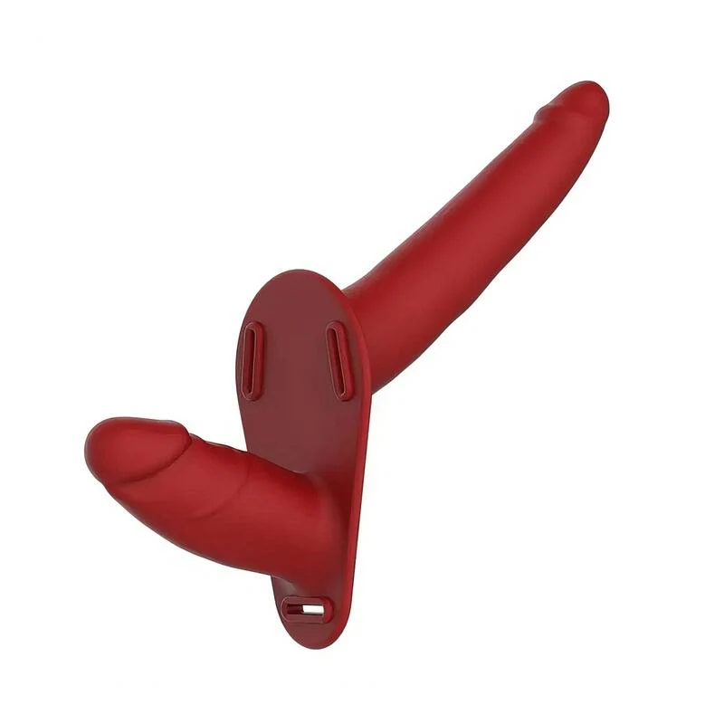 Roter Umschnalldildo Zwischen Frauen - Image 3